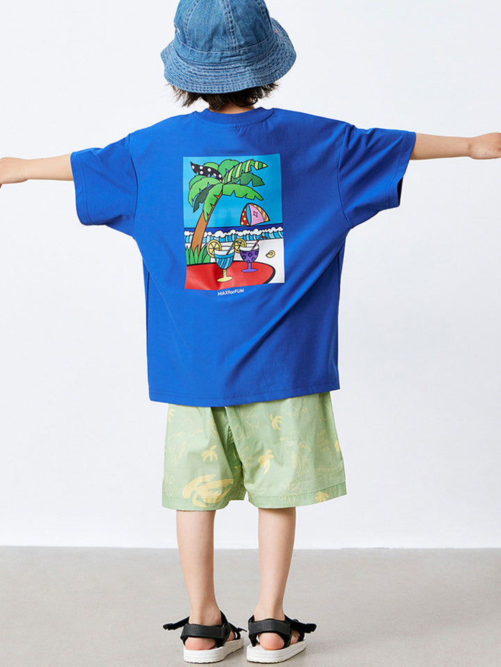 モデル画像: モデルの子供が夏の風情クール半袖Tシャツを着用しているリラックスシーン