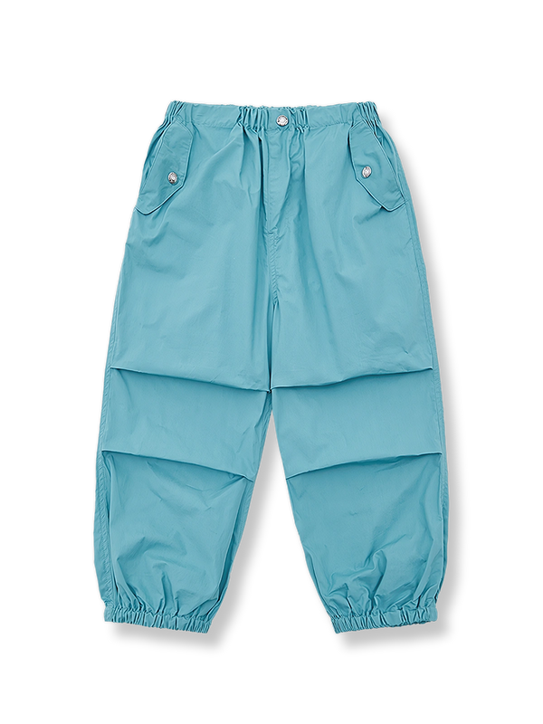 子供用パラシュートワーク防蚊パンツの正面全体像。ブルーのスタイルとクラシックなデザインを展示。