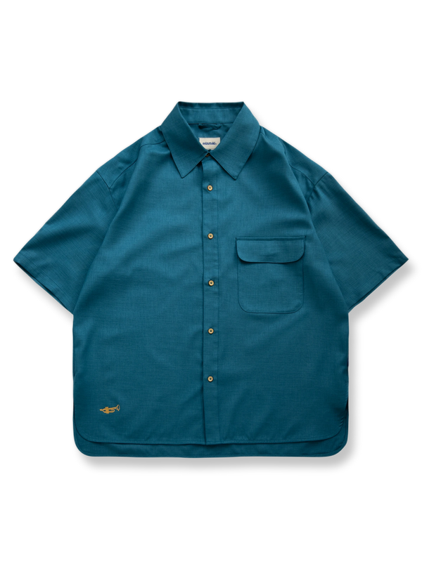 フラップポケットプリント半袖シャツの正面全体図、ヴァレリアンブルーの色を展示