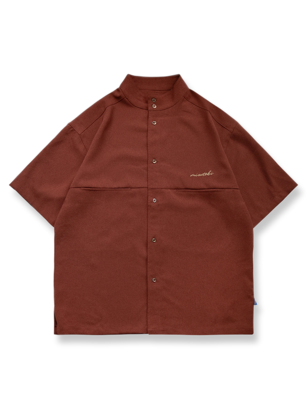 スクエアポケットエンブロイダリー半袖シャツの正面全体像、ユニークな配色とスタンドカラーを展示。