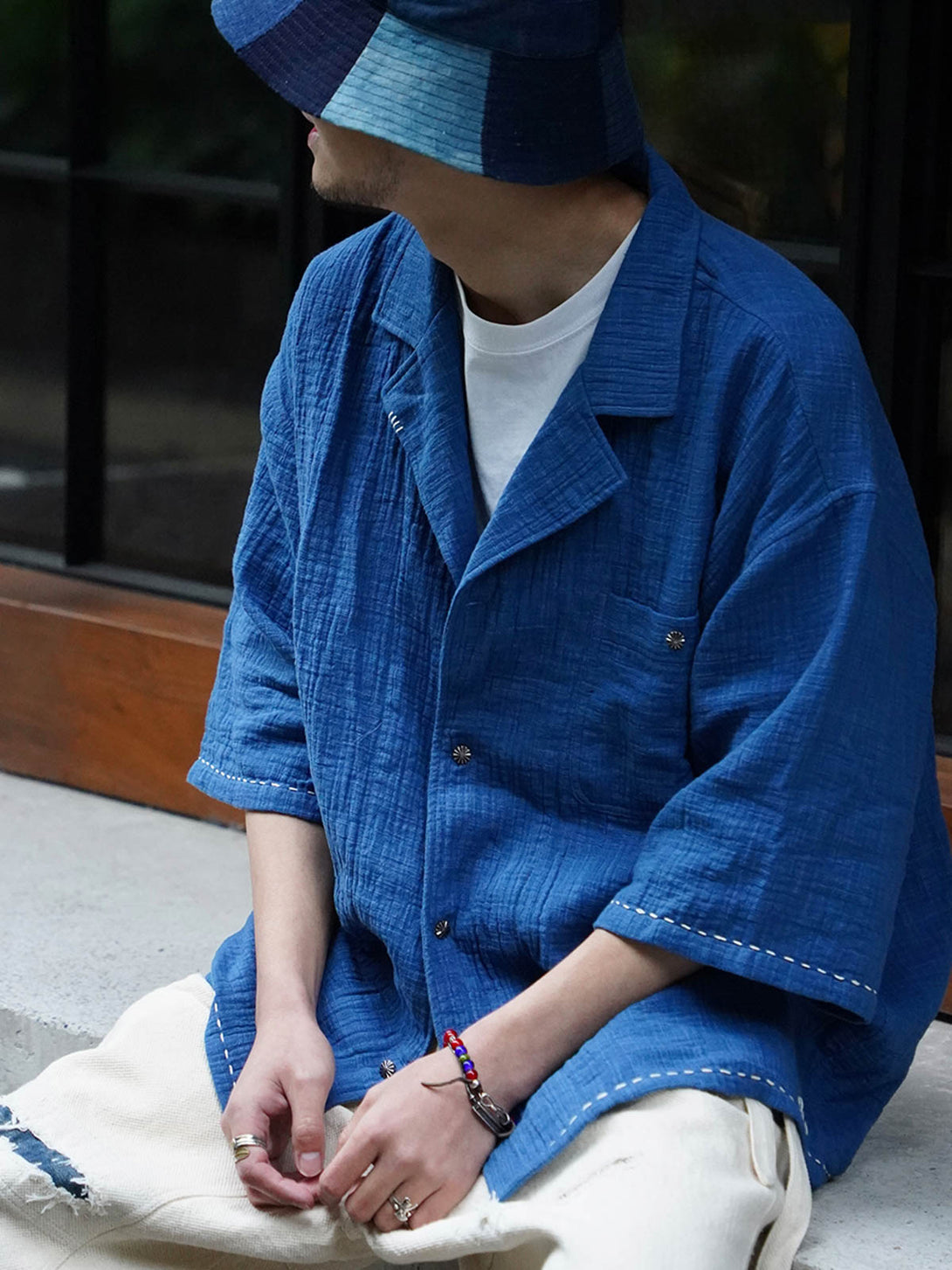 モデル着用藍染め七分袖シャツのスタイリング
