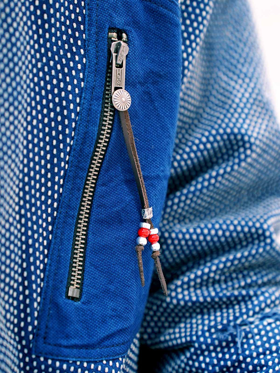 モデルが着用する藍染刺し子ワークシャツジャケットの展示図