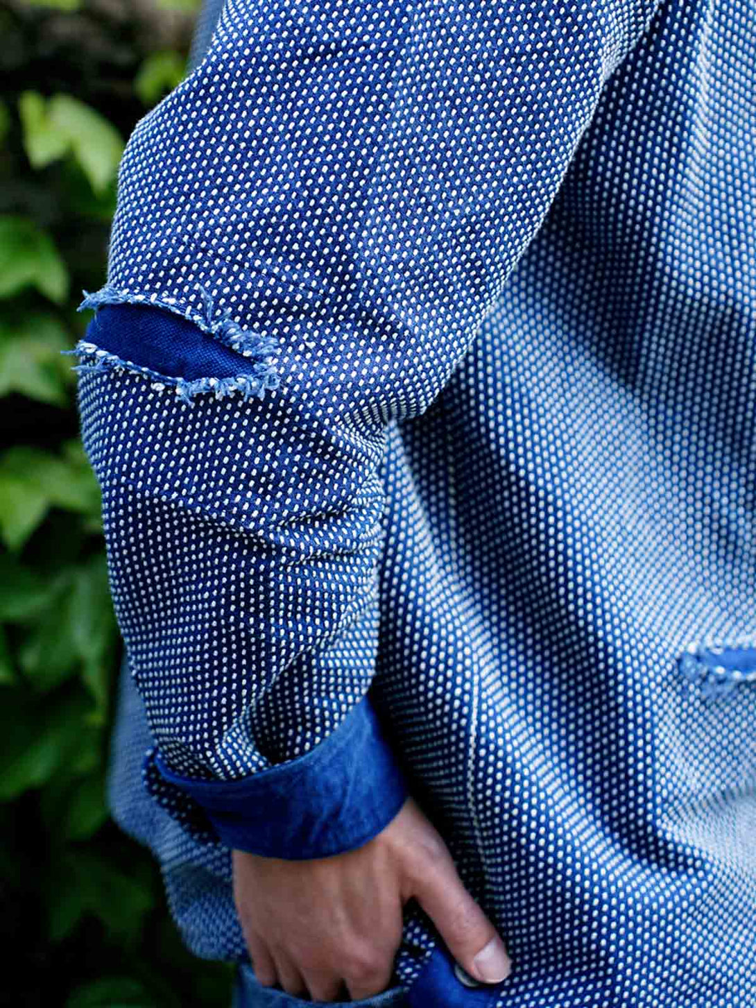 モデルが着用する藍染刺し子ワークシャツジャケットの展示図