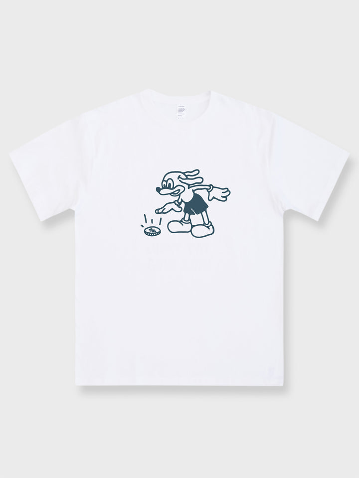 ダークカラーの背景に白いアニメキャラクターのプリントが施された半袖Tシャツ。