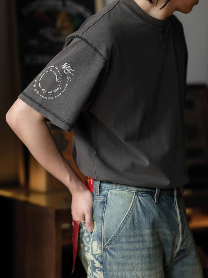 モデルが着用する渦巻きプリントバティックウォッシュ半袖Tシャツのスタイル展示