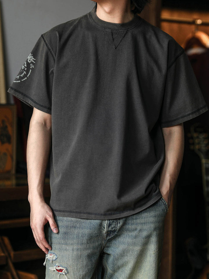 モデルが着用する渦巻きプリントバティックウォッシュ半袖Tシャツのスタイル展示