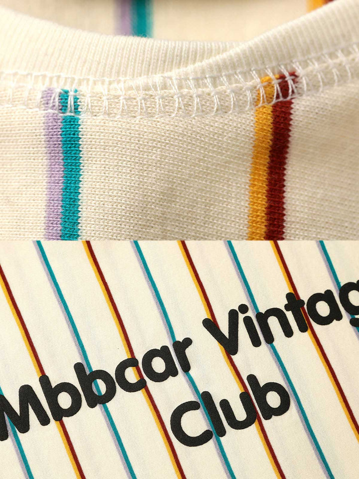 「Mbbcar Vintage Club」のプリントと、Tシャツの鮮やかなストライプのディテールクローズアップ。レトロ感あふれる色彩とデザイン。