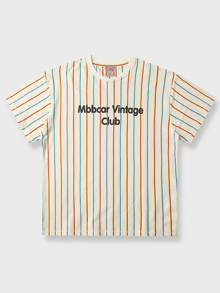 上品なベージュの地に、橙、赤、青、紫の鮮やかなストライプと「Mbbcar Vintage Club」のプリントが特徴のTシャツ。レトロな雰囲気が魅力。