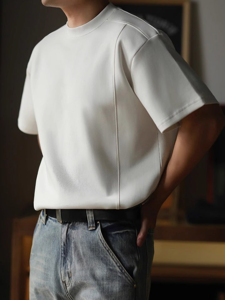 モデルが着用したレトロデザインバンドカラーショートスリーブTシャツ