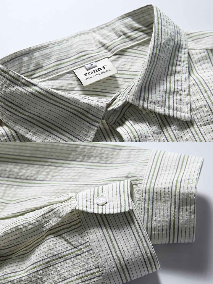 シャツの拼接されたポケットのディテール。クラシカルな縞模様のシャツに現代的なツイストとユニークな個性を加えるデザインのアクセント。