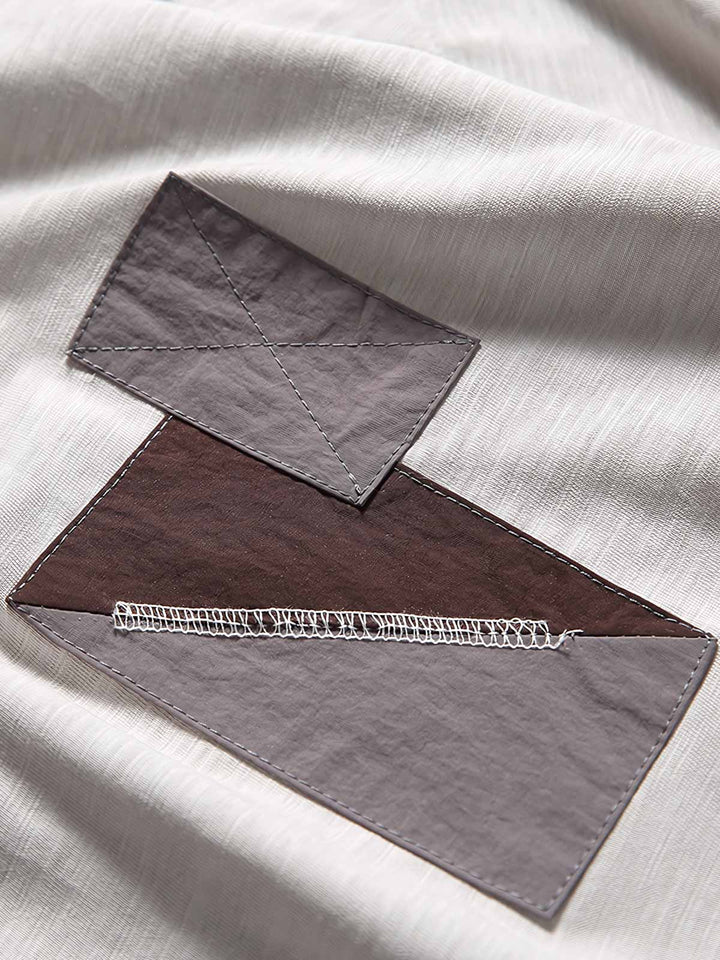 スウェットのフロントにある刺繍のディテール。ビビッドなパッチワークと組み合わせることで、ユニークなスタイルが際立ちます。"