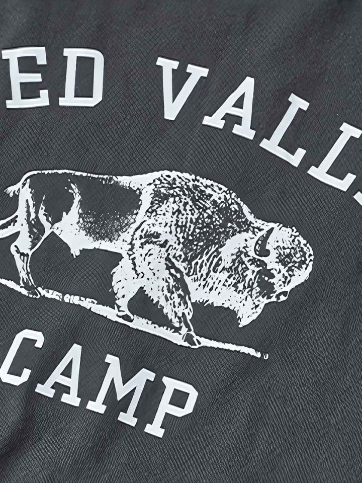 Tシャツのバイソン図柄と「RED VALLEY CAMP」の文字のクローズアップ