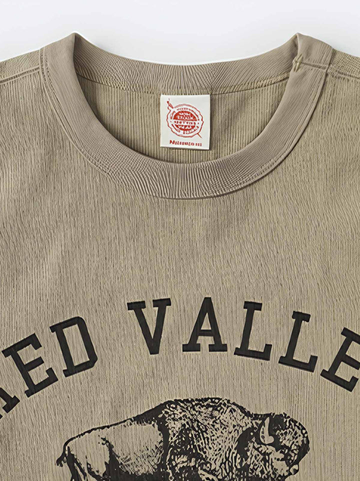 Tシャツのバイソン図柄と「RED VALLEY CAMP」の文字のクローズアップ