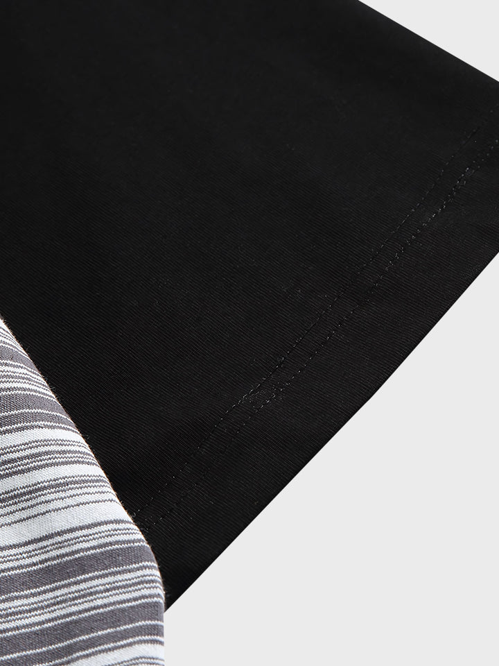 ストライプコントラストラグランスリーブTシャツのディテール、鮮やかな袖口と柔らかい混紡素材のクローズアップ。