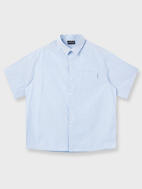 クリーンフィットの縦ストライプ短袖シャツ、爽やかな色合いで夏に適した軽量素材使用。