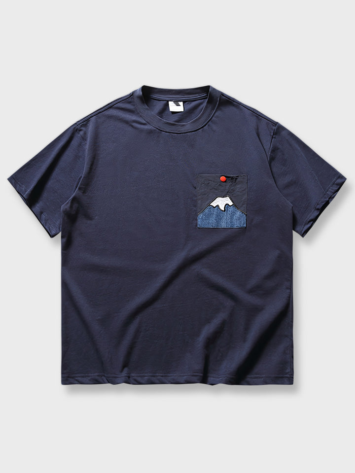 火山シルエットのポケット刺繍を施した純綿Tシャツ。