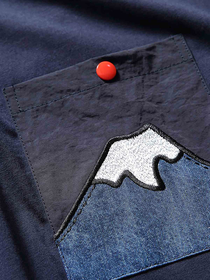 火山シルエットのポケット刺繍を施した純綿Tシャツ。