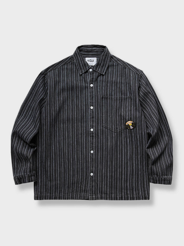 ストライプ柄のシャツに繊細な刺繍が施されたデザイン、胸ポケットのディテールを特徴とする画像