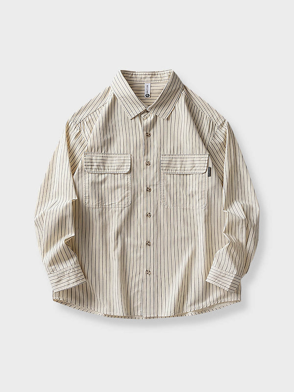 PARDONブランドのメンズストライプシャツ。古典的なワークウェアの影響を受けたデザインで、機能的なフラップポケット付き。