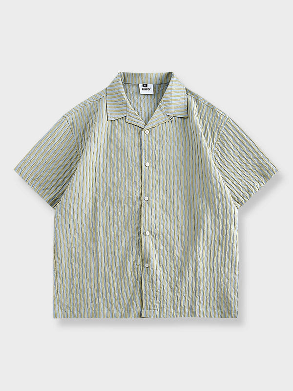 グリーンストライプのキューバカラー短袖シャツ。クラシックなデザインと自然な色合いが特徴で、暑い季節のカジュアルな外出に理想的。