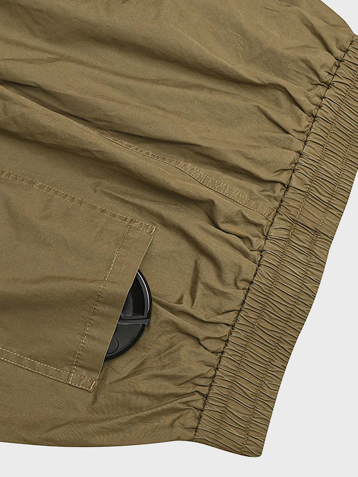 カーゴパンツのポケットと縫製のクローズアップ。耐摩耗性のある頑丈な生地と細かい縫製が見え、実用性と品質へのこだわりが強調されている。