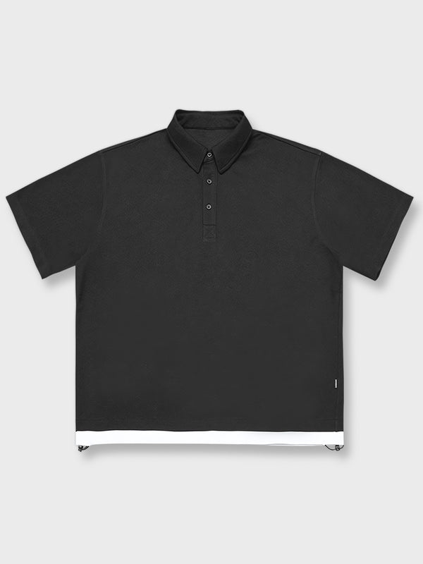 現代的でスポーティな黒色の短袖ポロシャツ。フェイクレイヤードデザインと裾の抽紐が特徴で、スタイルの調整が可能。快適で実用的な100%純綿素材を使用。