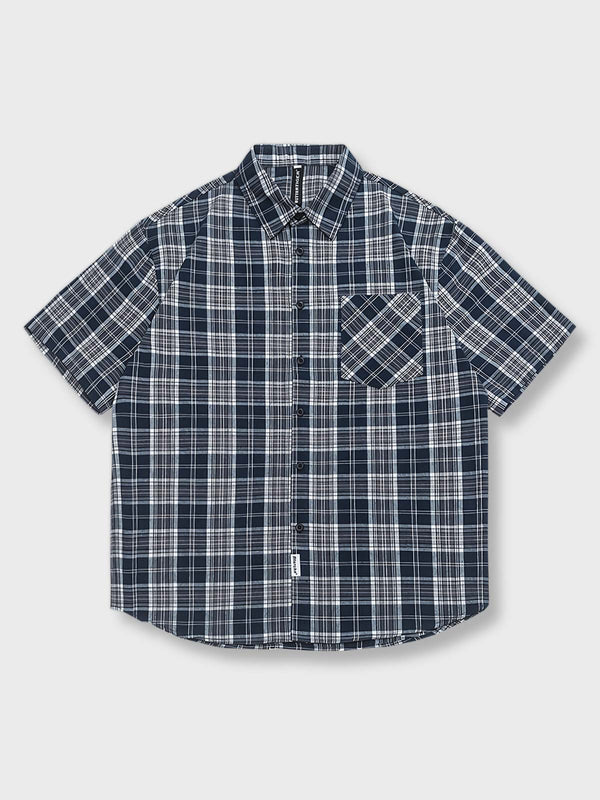 ブルー＆ホワイトのチェック柄短袖シャツ、スタンダードフィットで快適な着心地を提供。クラシックで対称的なチェック配列が特徴的。