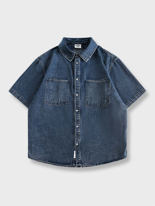 高品質のダークデニムで作られた半袖シャツ、クラシックなダブルポケットデザイン。1970年代のアメリカ西部の労働者スタイルを反映した、耐久性と機能性を兼ね備えたリラックスフィットのシャツ。