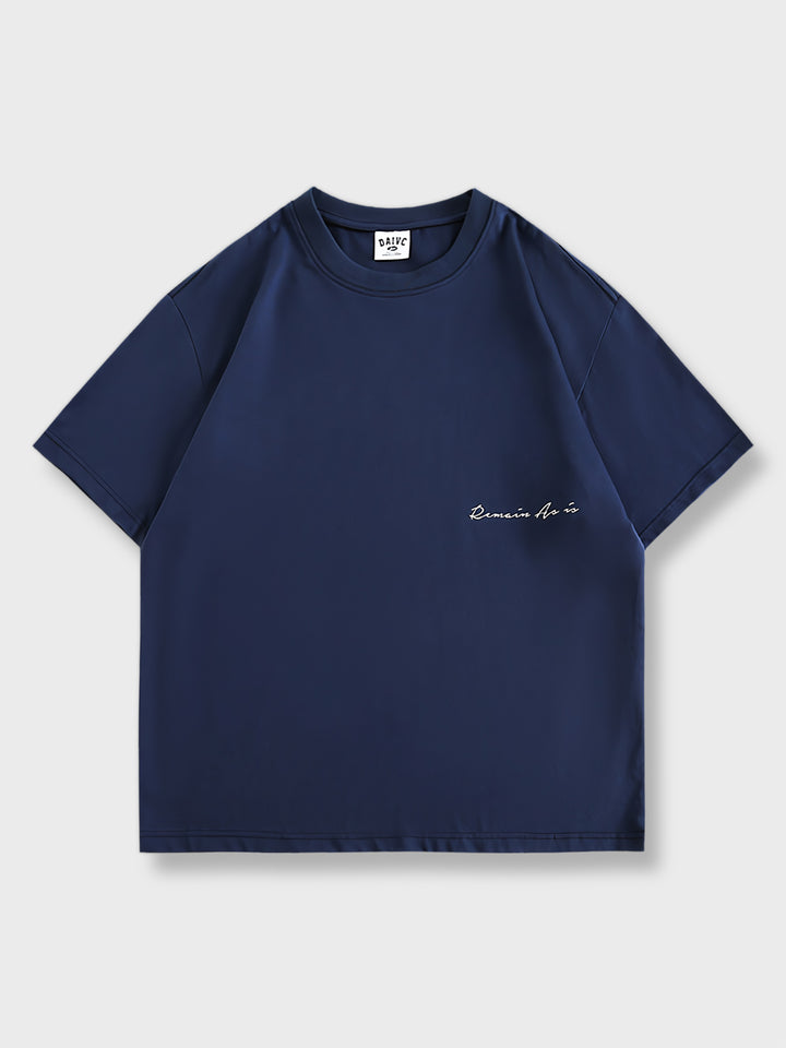 深いネイビーブルーのアルファベットプリントTシャツ、レギュラーフィットで快適な着心地を提供。