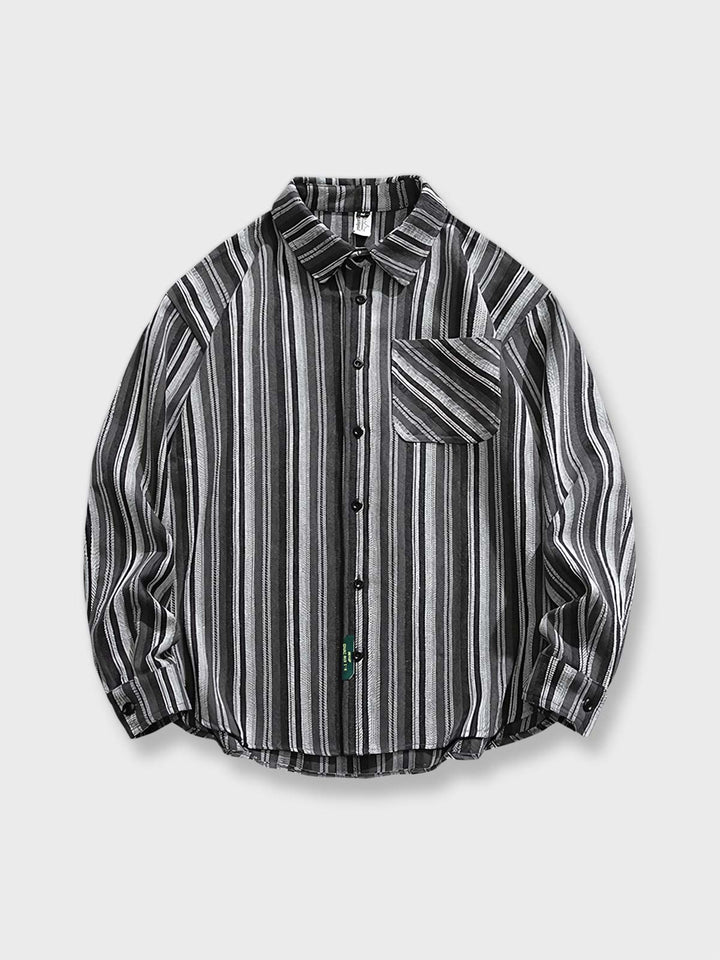 英国紳士の着装哲学に基づく黒白灰のストライプデザインシャツ。控えめながらも上品な印象を与え、ビジネスシーンとカジュアルファッションに適応します。