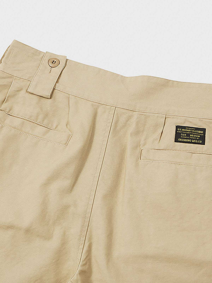 パンツの調整ストラップとポケットのディテールをクローズアップで表示し、その機能性と耐久性のある素材を強調。