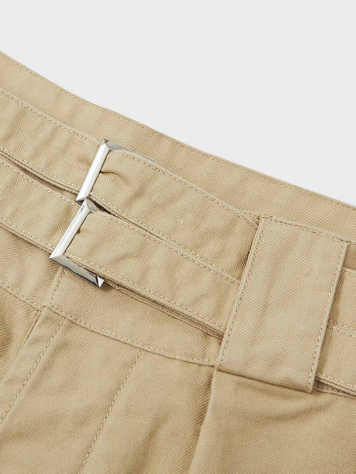 パンツの調整ストラップとポケットのディテールをクローズアップで表示し、その機能性と耐久性のある素材を強調。