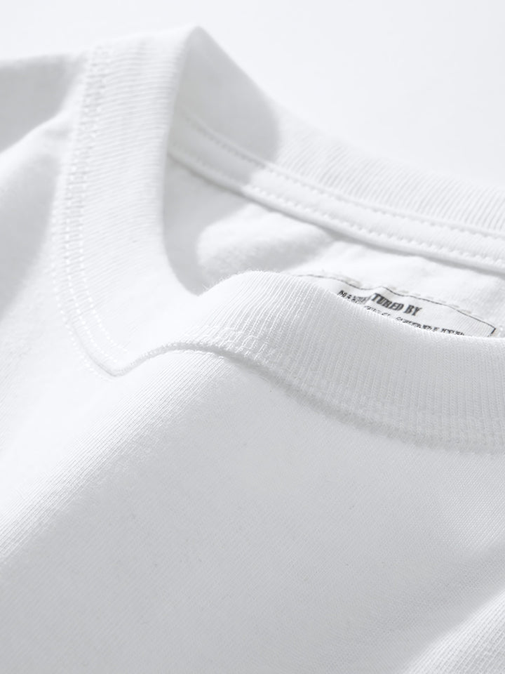 バイカースタイル半袖Tシャツの精密な縫製とストライプディテールのクローズアップ。