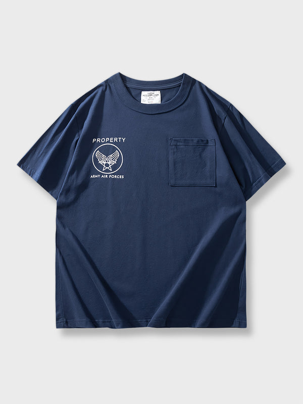 アメリカ空軍インスパイアードのポケット付き半袖Tシャツの全体ビュー。厚手の平織りダブルヤーン生地とクラシックな空軍バッジのプリントが特徴で、耐久性とスタイルを兼ね備えたカジュアルウェアです。