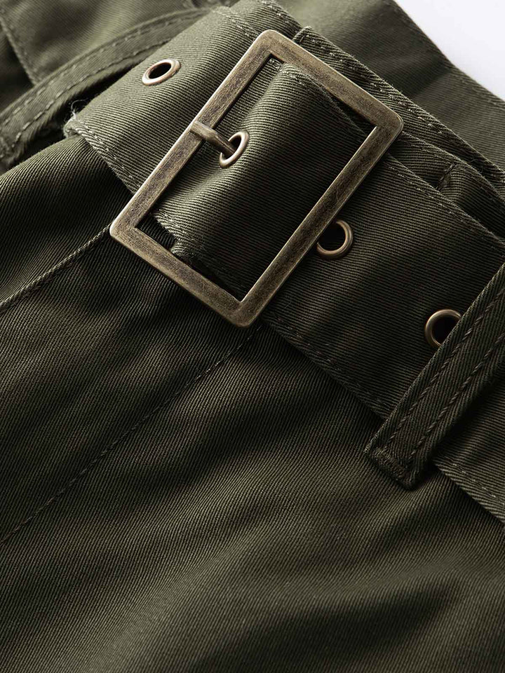 グルカパンツの独特なポケット形状と強化されたベルトデザインのクローズアップ。調節可能なベルトが特徴のグルカスタイルの五分丈カジュアルパンツ。