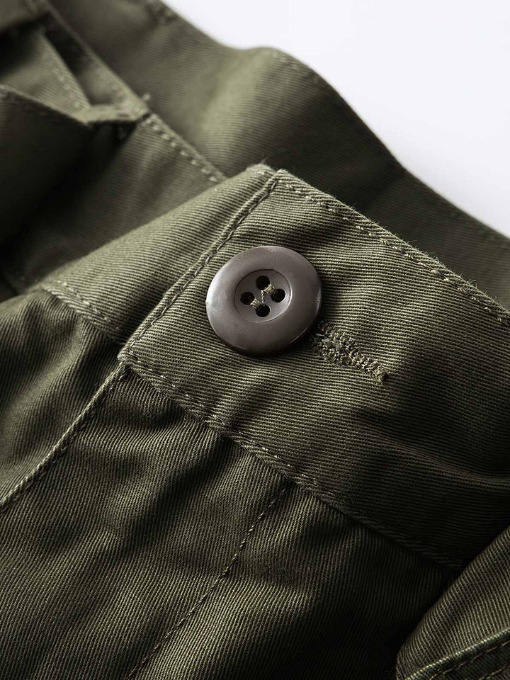 グルカパンツの独特なポケット形状と強化されたベルトデザインのクローズアップ。
