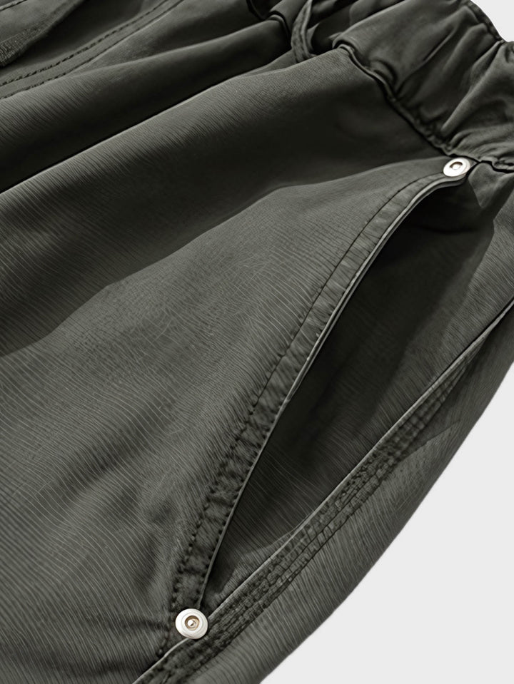 ログマンショーツの調整可能な細ベルトと強化されたポケットのクローズアップ。