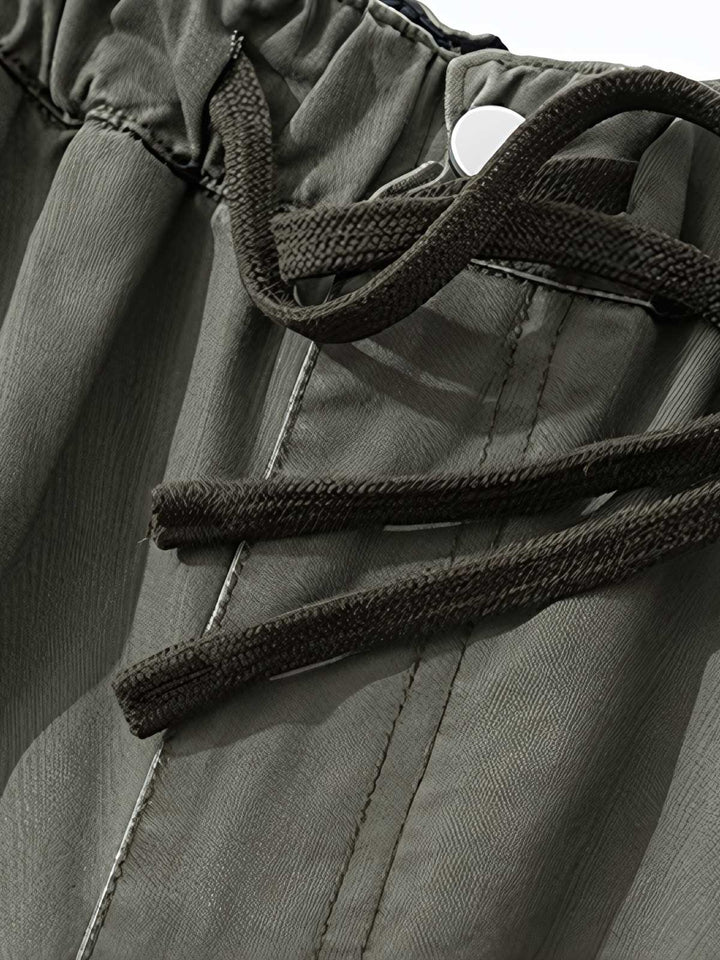 ログマンショーツの調整可能な細ベルトと強化されたポケットのクローズアップ。