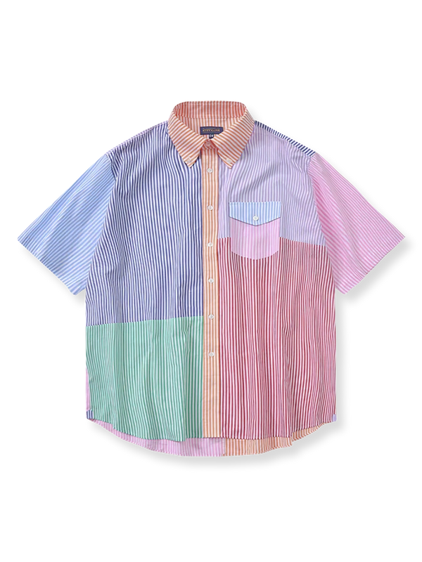 カラーブロックデザインのボタンダウンショートスリーブシャツ全体を展示し、そのユニークなスタイルと色使いが強調されています。