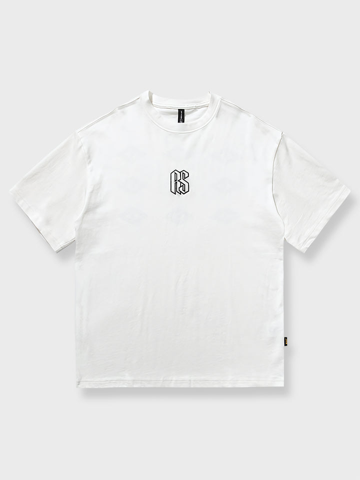 320グラムの超ヘビーウェイト全綿素材を使用したトーテムと英字「RS」プリントが特徴の白いTシャツ。力と部族のアイデンティティを象徴するデザイン。