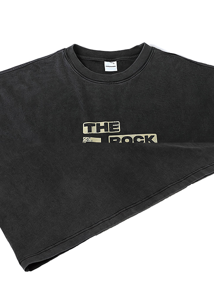 Tシャツのロックプリントとサンドウォッシュ加工のディテール特写