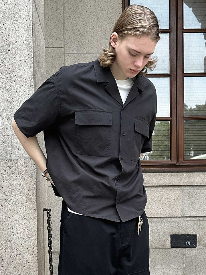 モデルが着用したエンザイムウォッシュ加工のアメリカンキューバカラーワークポケット付きショートスリーブシャツ