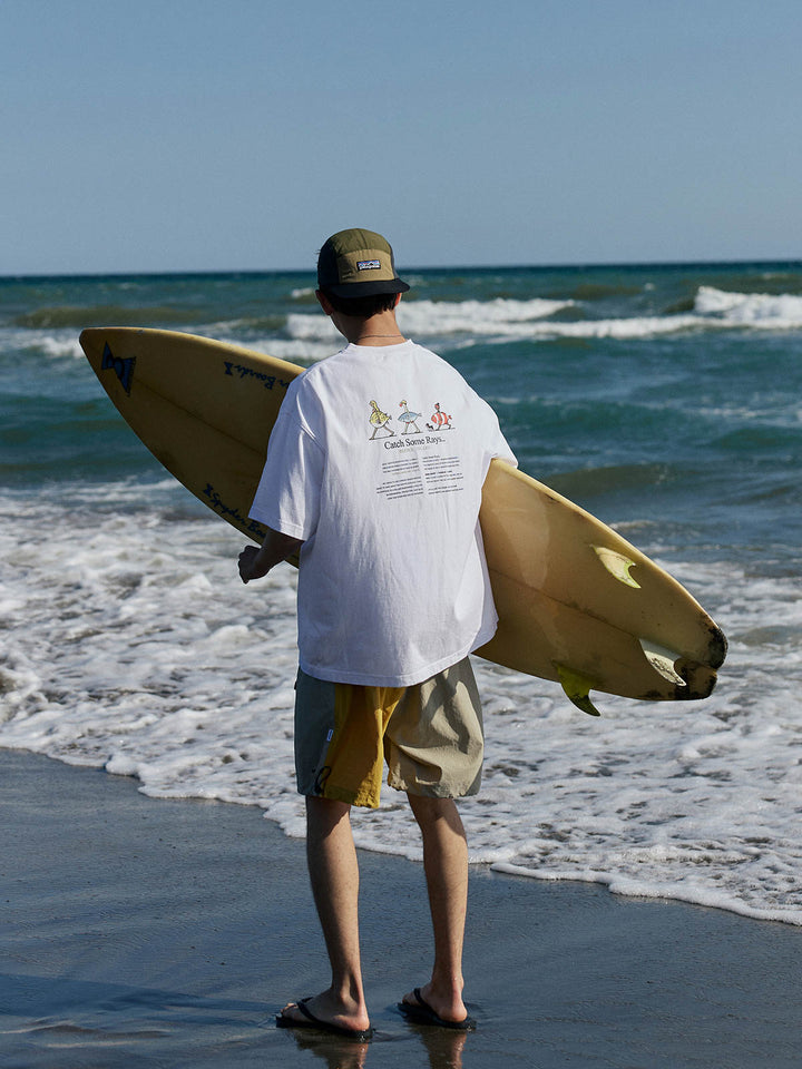 サーフィン趣味のプリントTシャツを着用したモデル