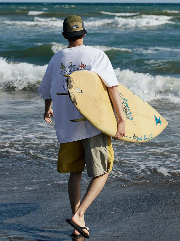 サーフィン趣味のプリントTシャツを着用したモデル