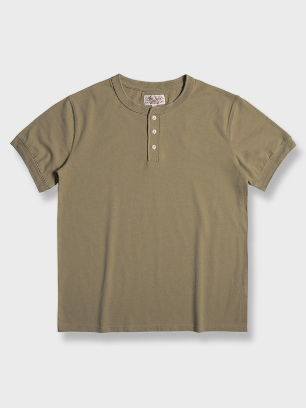 ヘンリーネックと数個のボタンが特徴の半袖Tシャツ。多様なカラーバリエーションと上質なアメリカ産スーピマコットンで、快適さとスタイルを提供します。