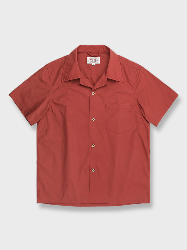 クラシックキューバカラーシャツのフロントビュー。鮮やかなレッド色、キューバカラーと胸ポケットが特徴的。