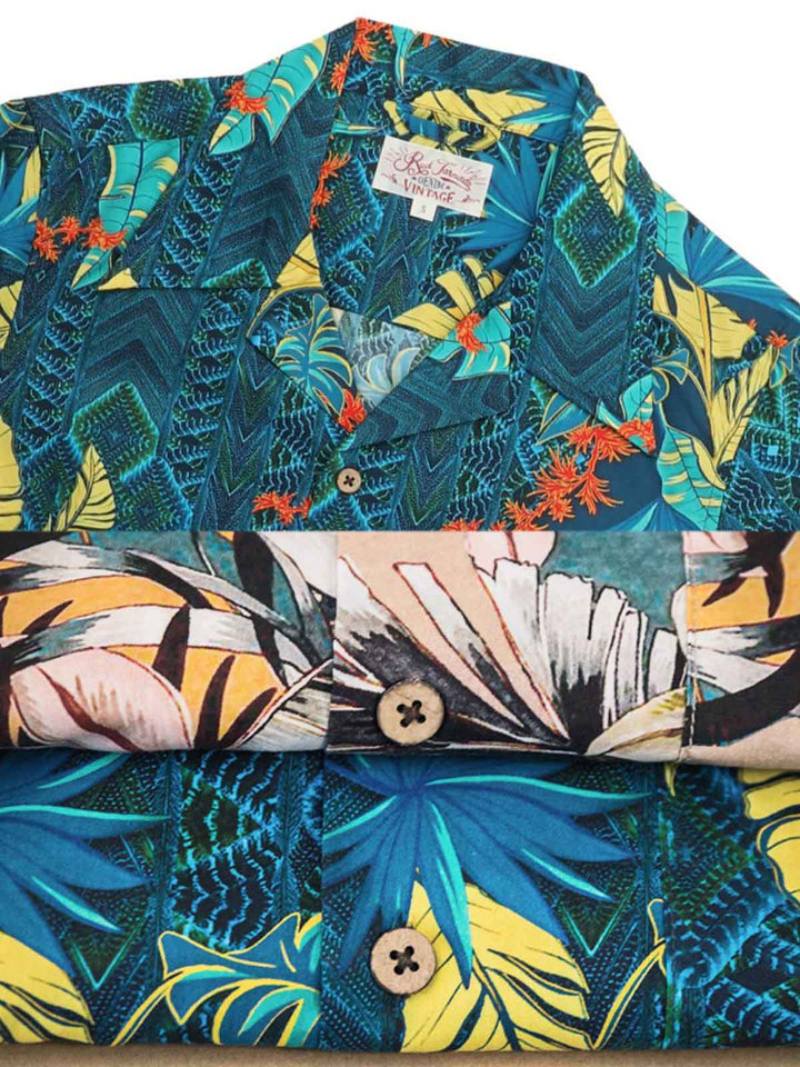 ハワイアンプリント半袖シャツのユニークなプリントパターンとパームフルーツ製ボタンのクローズアップ。自然に変化する色と質感が特徴。