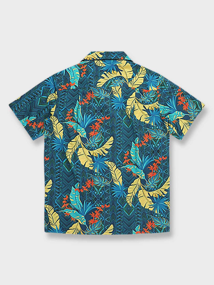 ハワイアンプリントが特徴の半袖シャツのフロントビュー。明るく生き生きとしたパターンが夏の装いに最適。