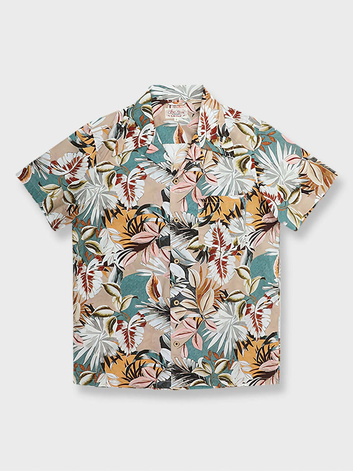 ハワイアンプリントが特徴の半袖シャツのフロントビュー。明るく生き生きとしたパターンが夏の装いに最適。
