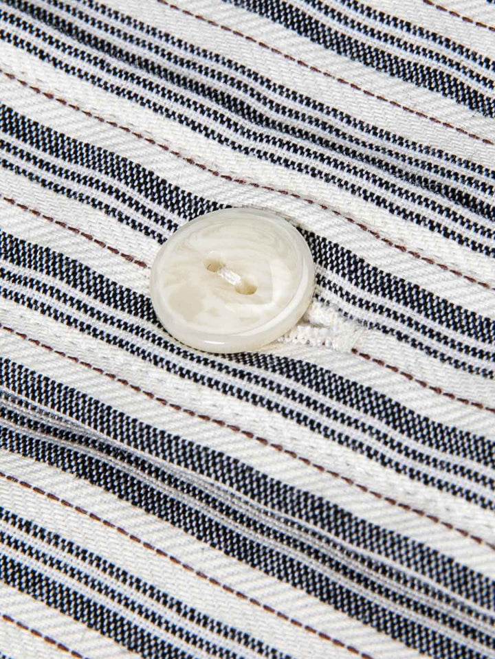 レトロ細ストライプシャツの繊細な縫い目とボタンのディテールクローズアップ。職人技と精巧な全埋め込みエッジ処理技術が見える。